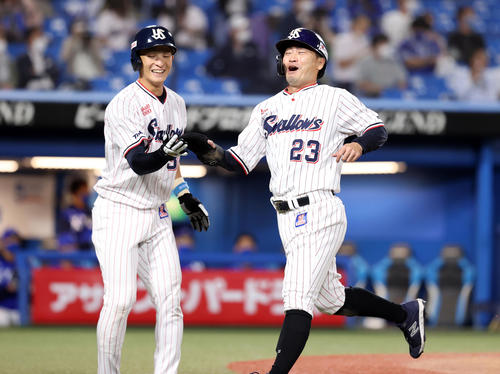 ヤクルト対DeNA 5回裏ヤクルト2死二、三塁、山田の2点適時打で必死の表情で生還する青木(右)。左は宮本(撮影・浅見桂子)
