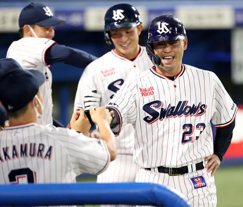 ヤクルト対DeNA 5回裏ヤクルト2死二、三塁、山田の2点適時打で必死の表情で生還した青木(右)はナインとハイタッチ。後方は宮本(撮影・浅見桂子)