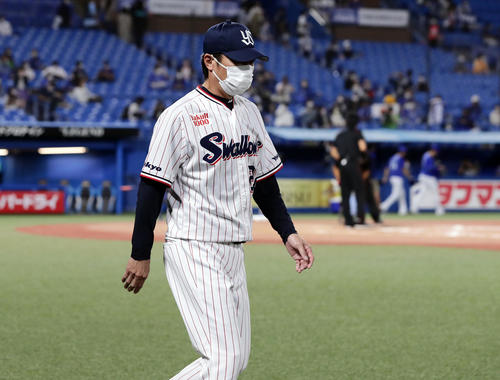 ヤクルト対DeNA 10連勝ならず、うつむき気味に引き揚げるヤクルト高津監督(撮影・浅見桂子)