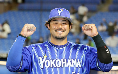 ヤクルト対DeNA この日2本塁打のDeNA宮崎は笑顔でガッツポーズ(撮影・浅見桂子)
