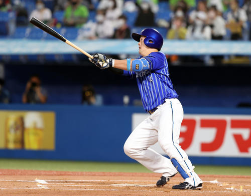 ヤクルト対DeNA 1回表DeNA無死一、三塁、牧秀悟は中犠飛を放つ(撮影・浅見桂子)