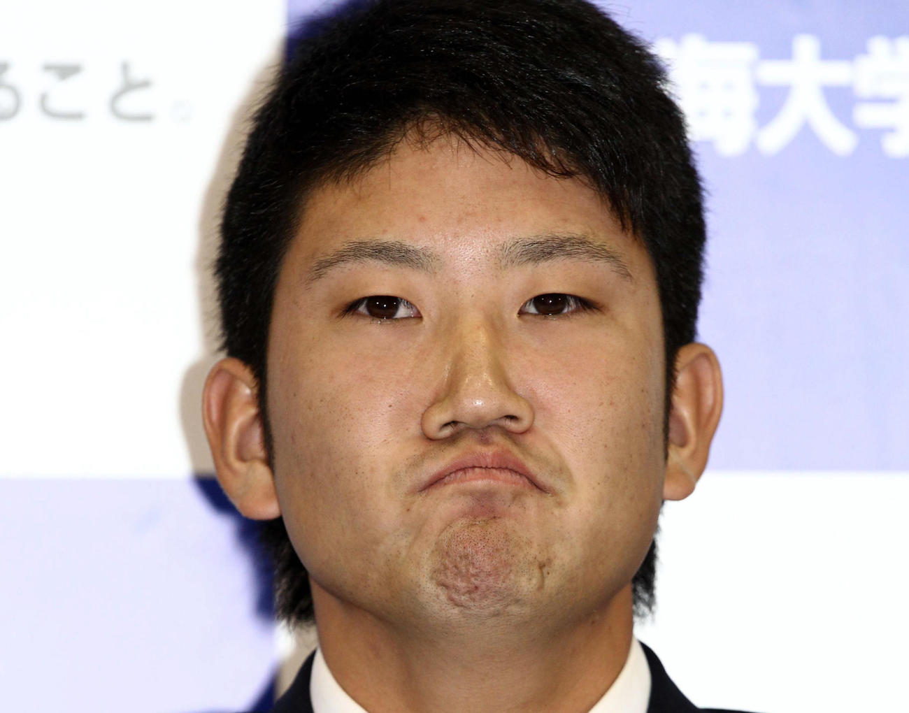 「プロ野球ドラフト会議　supported　by　TOSHIBA」　日本ハムが交渉権を獲得した後、悔しそうな表情で会見を行う東海大・菅野（2011年10月27日撮影）
