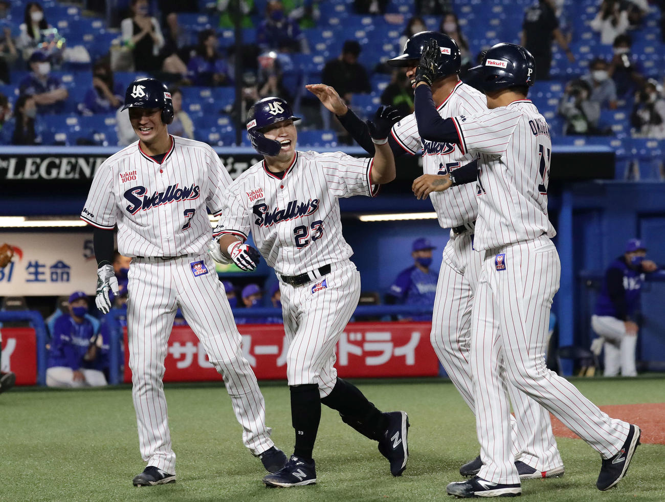 ヤクルト対DeNA 5回裏ヤクルト2死満塁、青木（左から2人目）は本塁打を放って、左から西浦、1人おいてサンタナ、奥川に迎えられる（撮影・丹羽敏通）