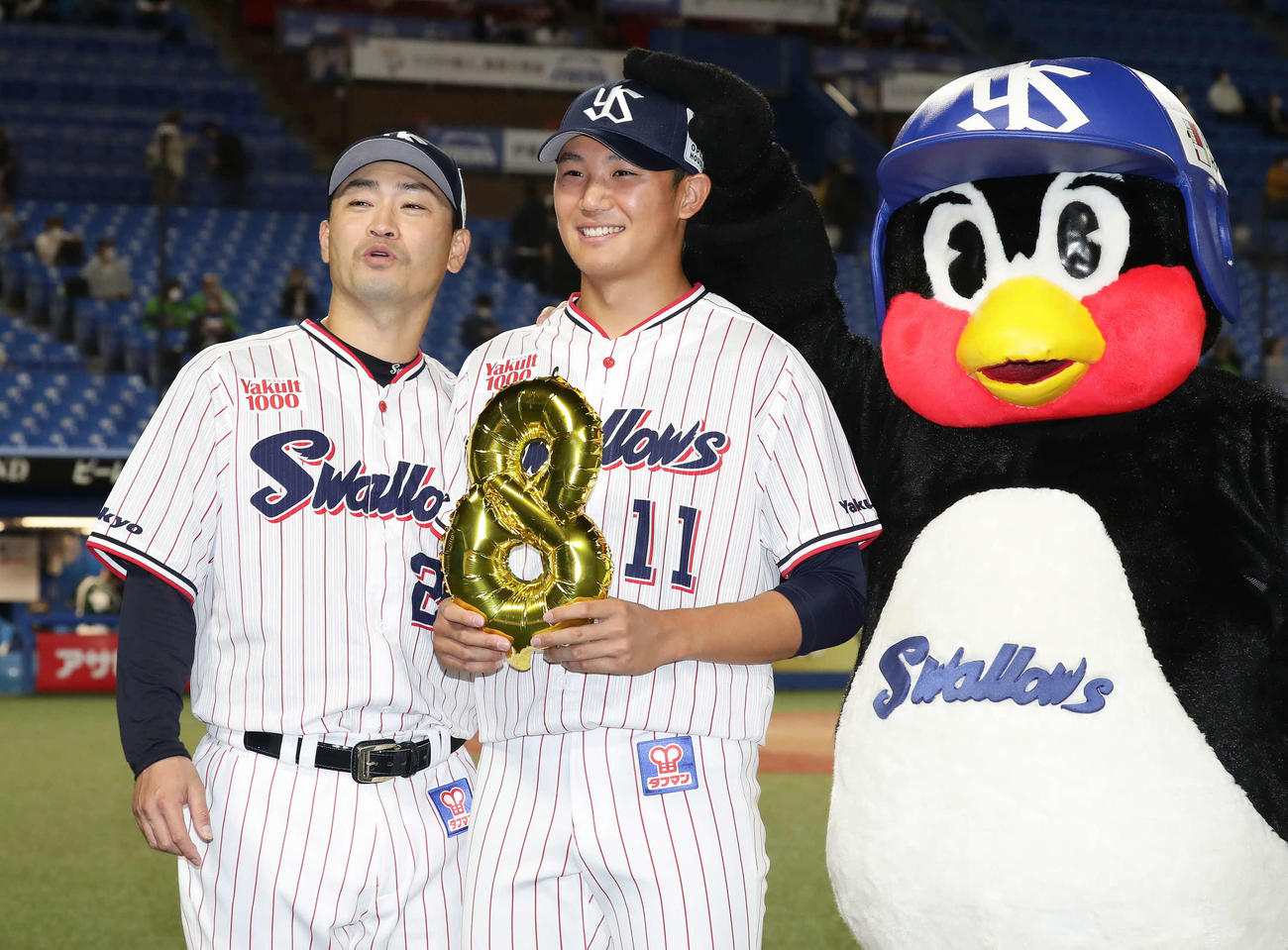 ヤクルト対DeNA　投打に活躍して8勝目を挙げた奥川（中央）と写真に納まる青木（撮影・丹羽敏通）