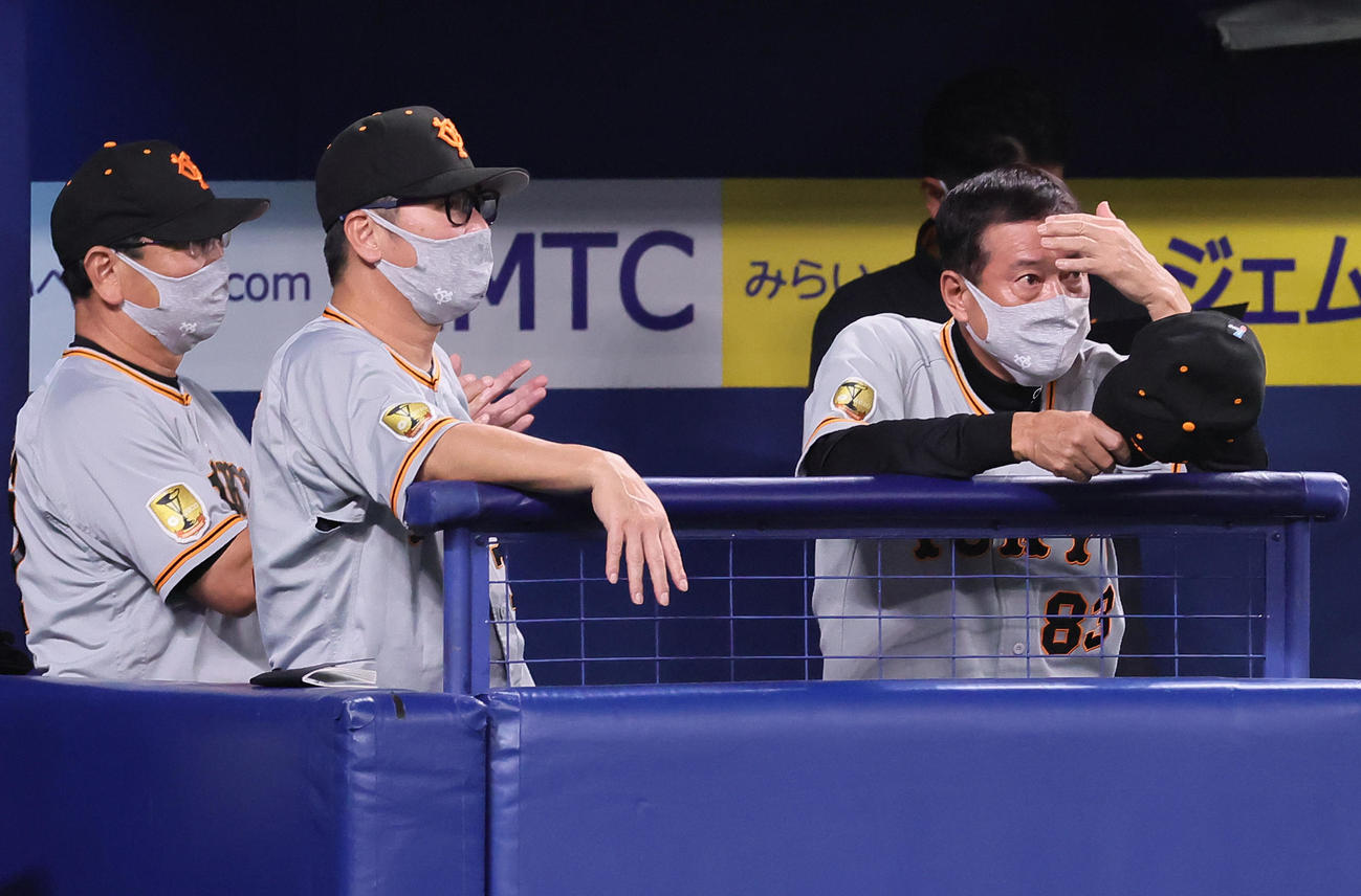中日対巨人　ベンチで浮かない表情を見せる巨人原監督（右）（撮影・足立雅史）