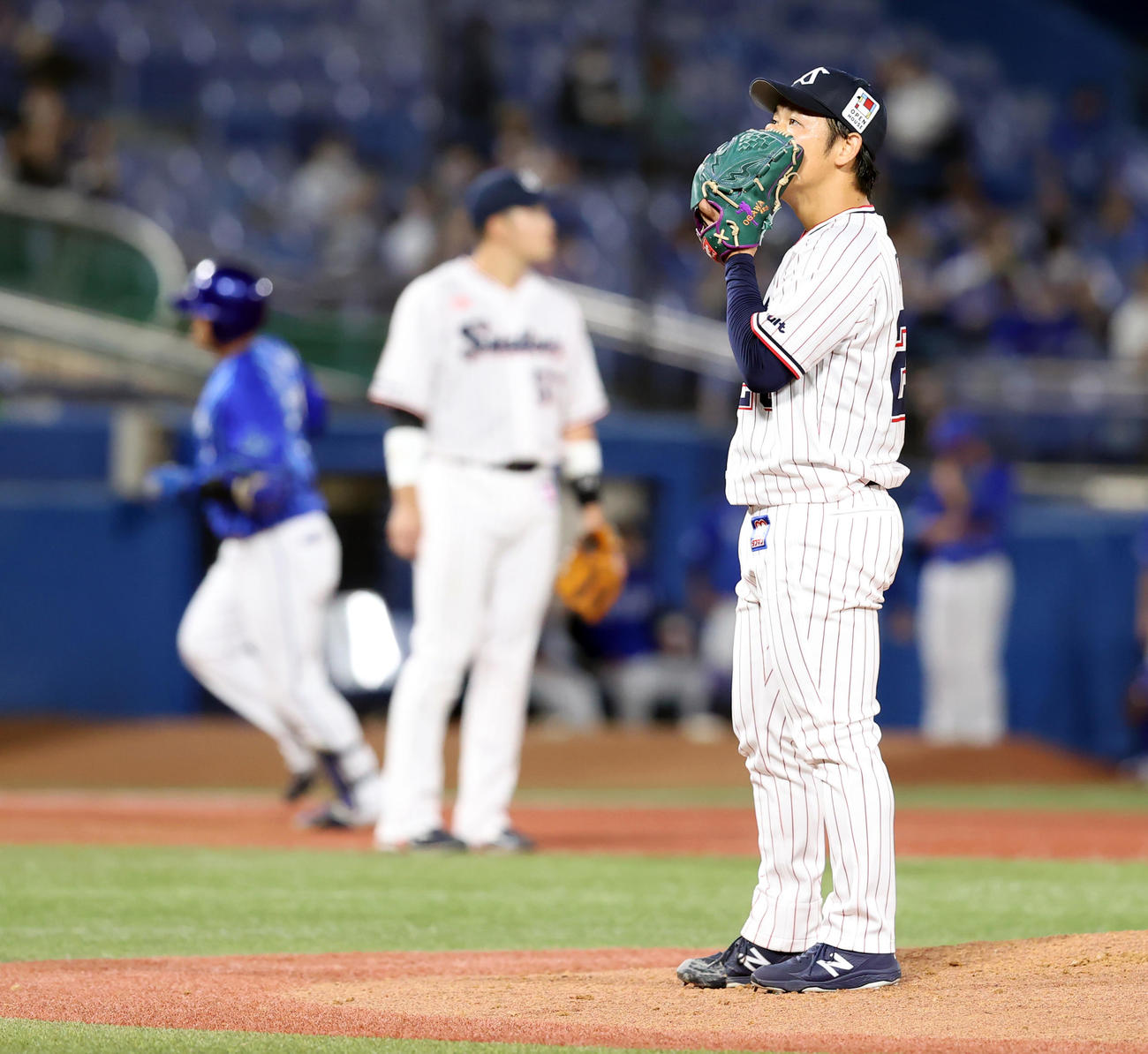 ヤクルト対DeNA 3回表DeNA1死二、三塁、宮崎に3点本塁打を許し、がっくりの小川（撮影・浅見桂子）