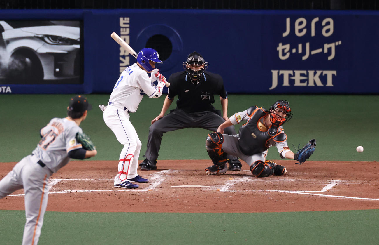 中日対巨人　4回裏中日1死三塁、打者大島の時に捕手小林の捕逸で三塁走者京田が生還し中日が先制する（撮影・清水貴仁）