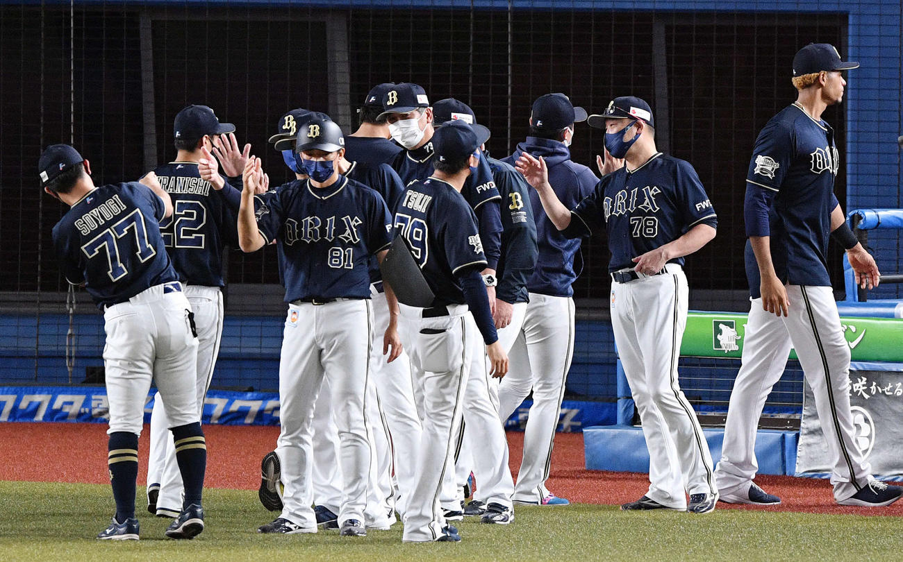 ロッテ対オリックス　試合後、ナインを迎えるオリックス中嶋監督（左から2人目）（撮影・滝沢徹郎）
