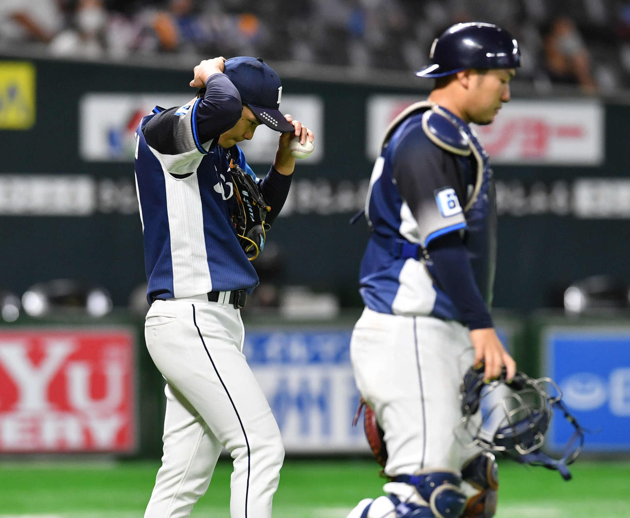 ソフトバンク対西武　5回裏ソフトバンク無死一、二塁、柳田に右前安打を打たれて満塁となり、厳しい表情でマウンドへ戻る浜屋、右は柘植（撮影・岩下翔太）