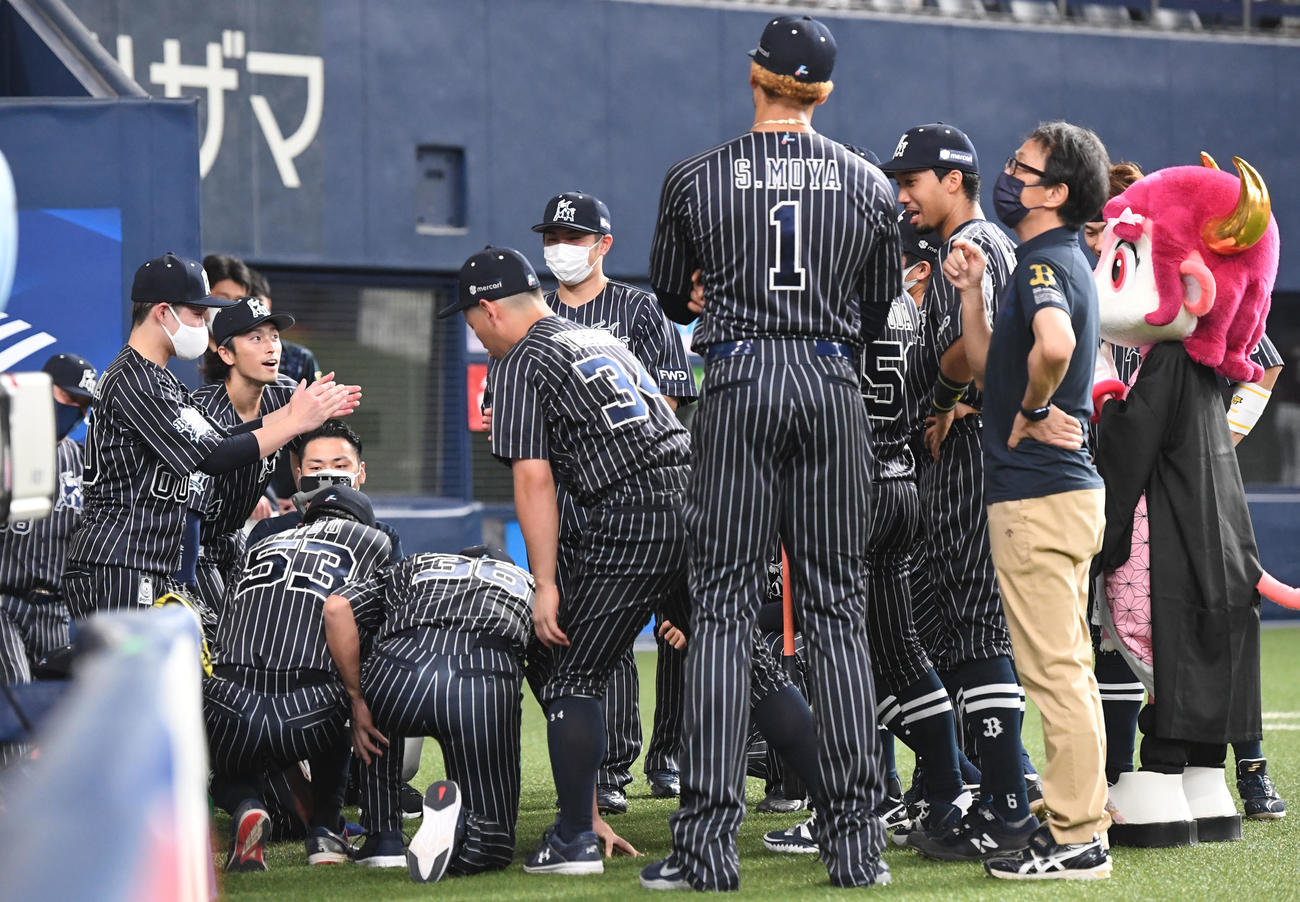 試合前の円陣でナインを鼓舞するオリックス西浦颯大（左）（2021年9月26日撮影）