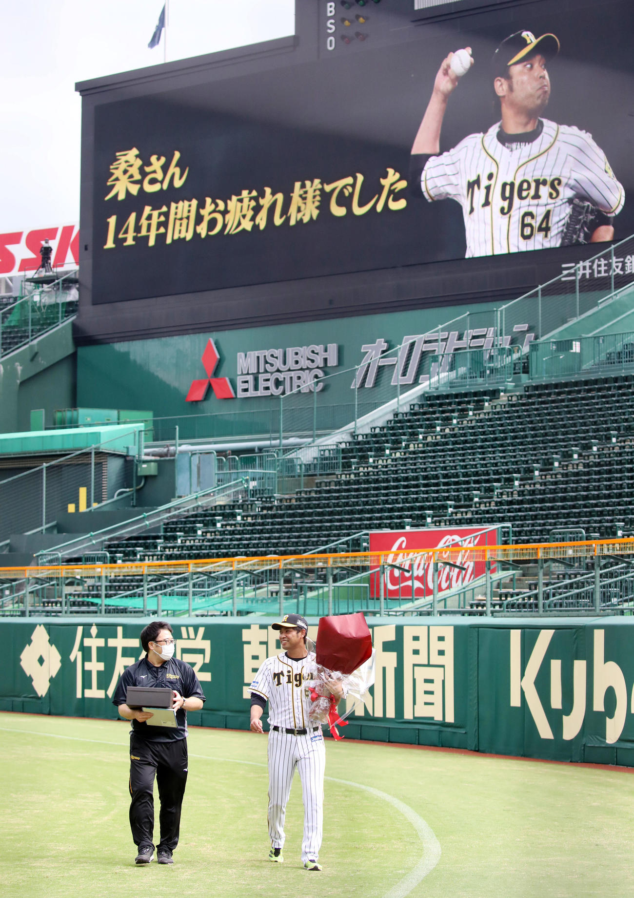 阪神対広島　練習前ナインを前に引退のあいさつを行った桑原（撮影・加藤哉）