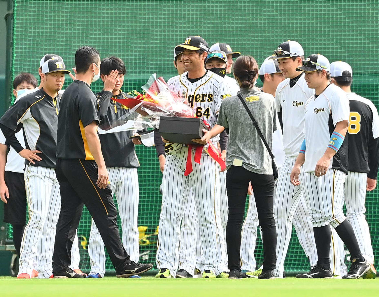阪神対広島　引退する桑原は花束を手に笑顔を見せる（撮影・上田博志）