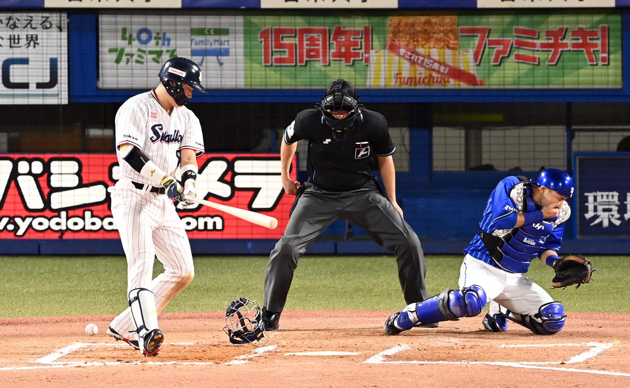 9月28日、村上の打球が伊藤光のマスクを直撃する（2021年9月28日撮影）