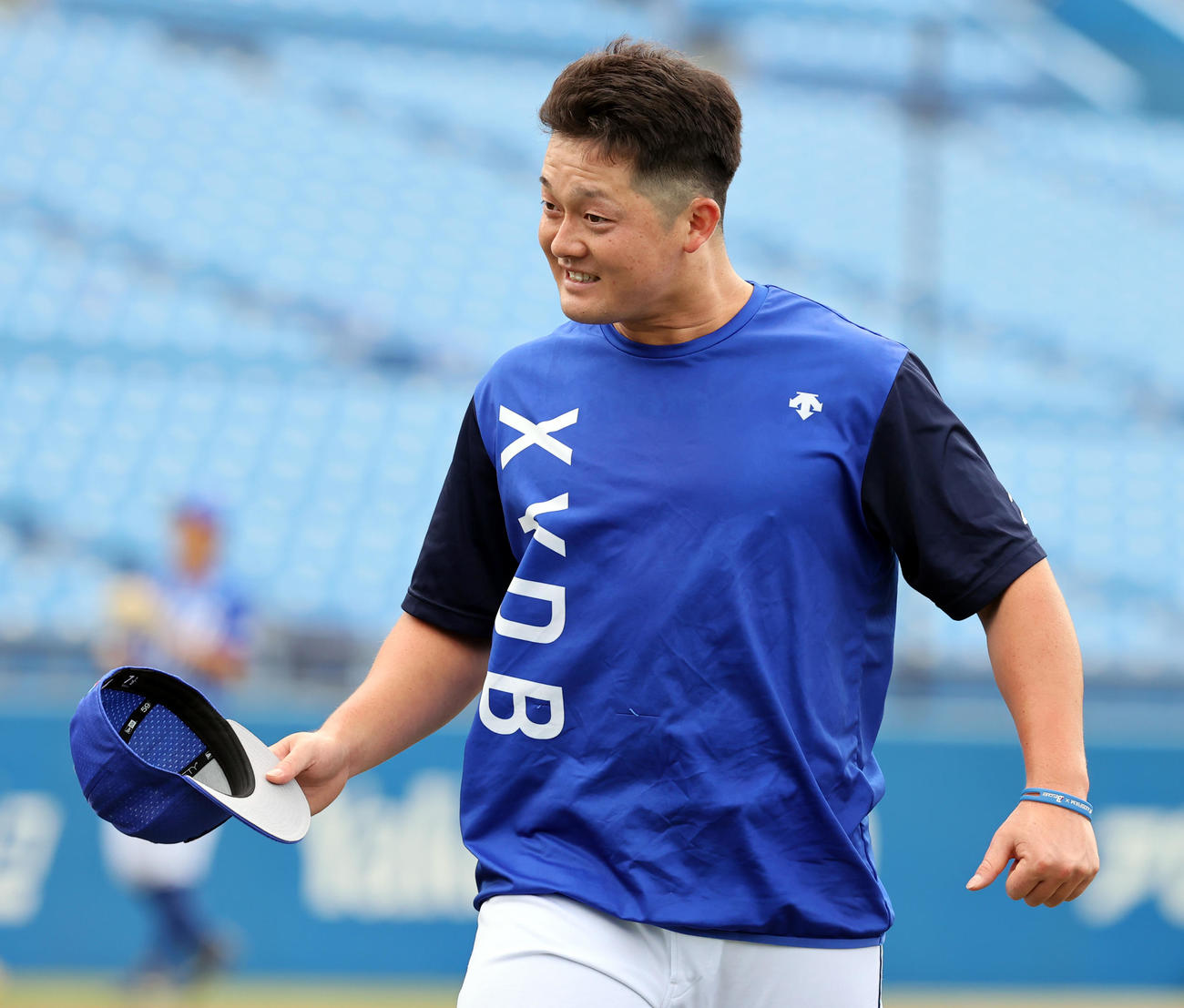 ヤクルト対DeNA　練習中、気合を入れるDeNA牧（撮影・浅見桂子）