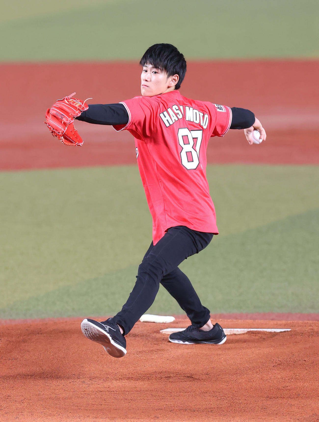 ロッテ対オリックス　始球式を行う橋本（撮影・垰建太）
