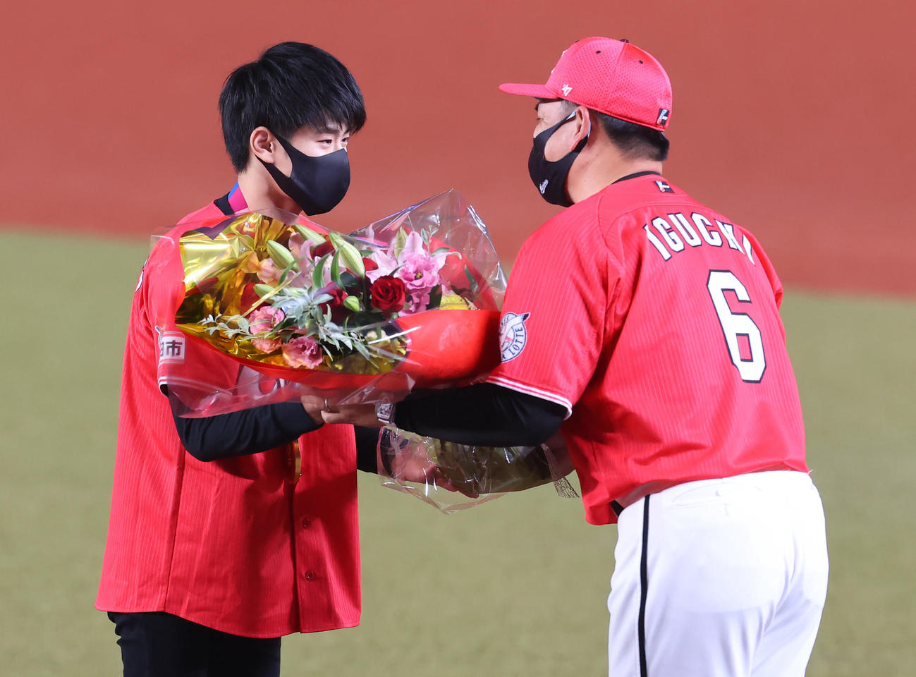 ロッテ対オリックス　始球式を終えロッテ井口監督（右）から花束を受け取る橋本（撮影・垰建太）