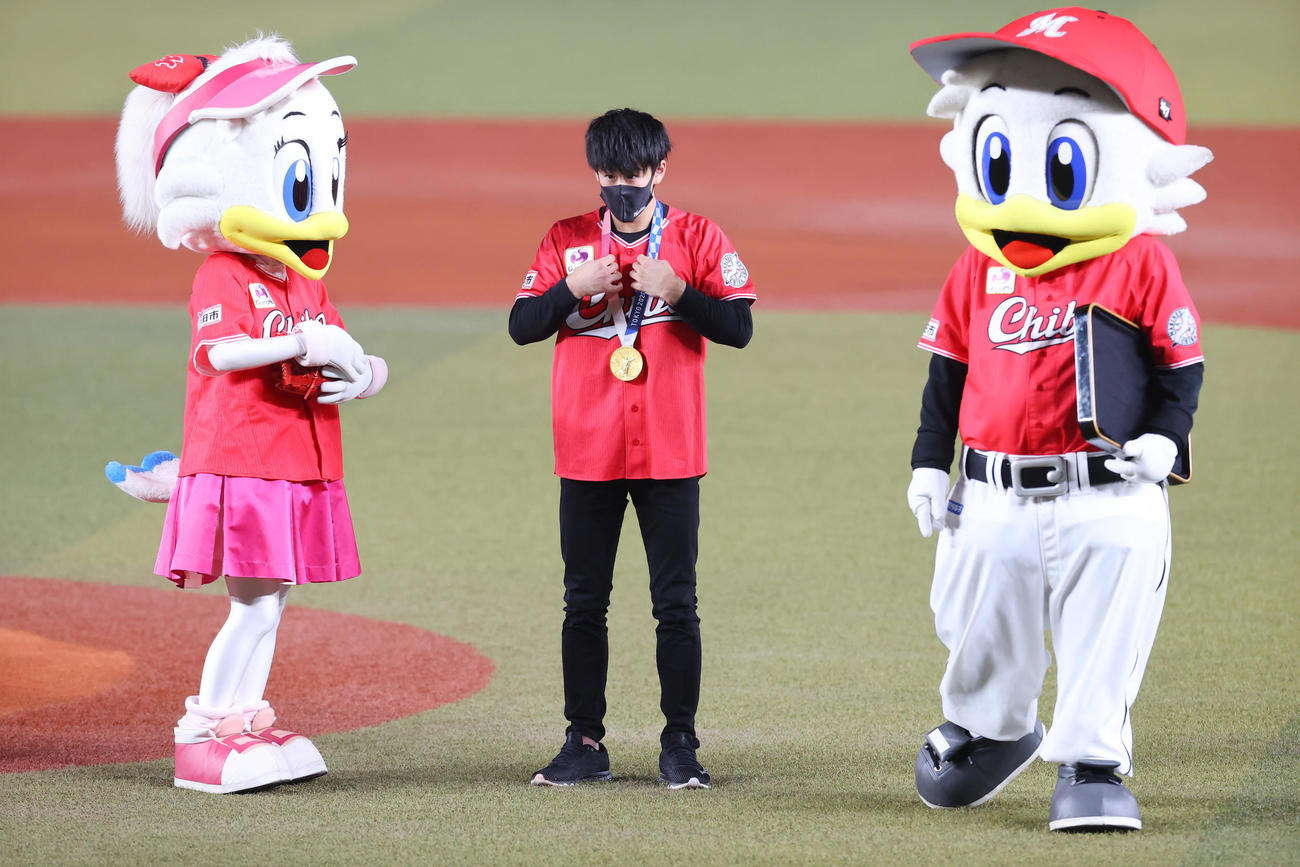 ロッテ対オリックス　始球式を終え金メダルを首にかける橋本（撮影・垰建太）