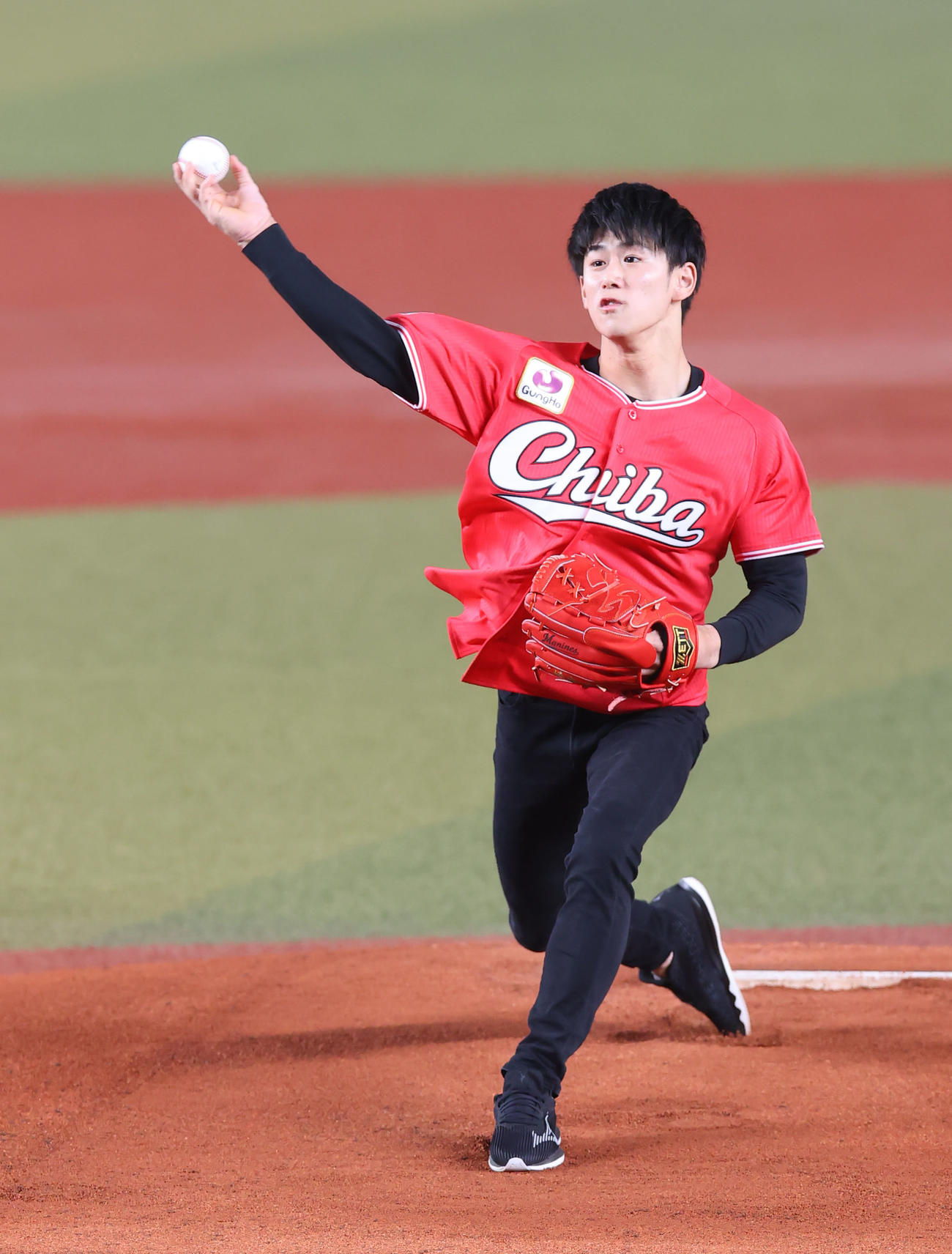 ロッテ対オリックス　始球式を行う橋本（撮影・垰建太）