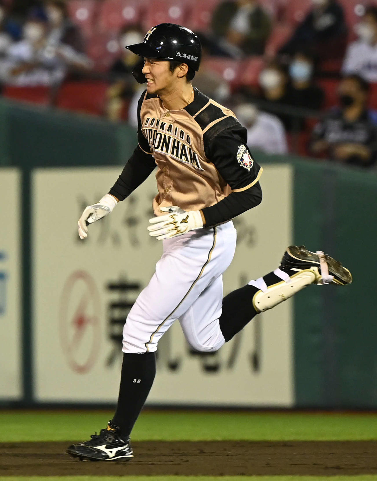 楽天対日本ハム　2回表日本ハム2死、二塁打を放った石井は表情をゆがめながら走る（撮影・山崎安昭）