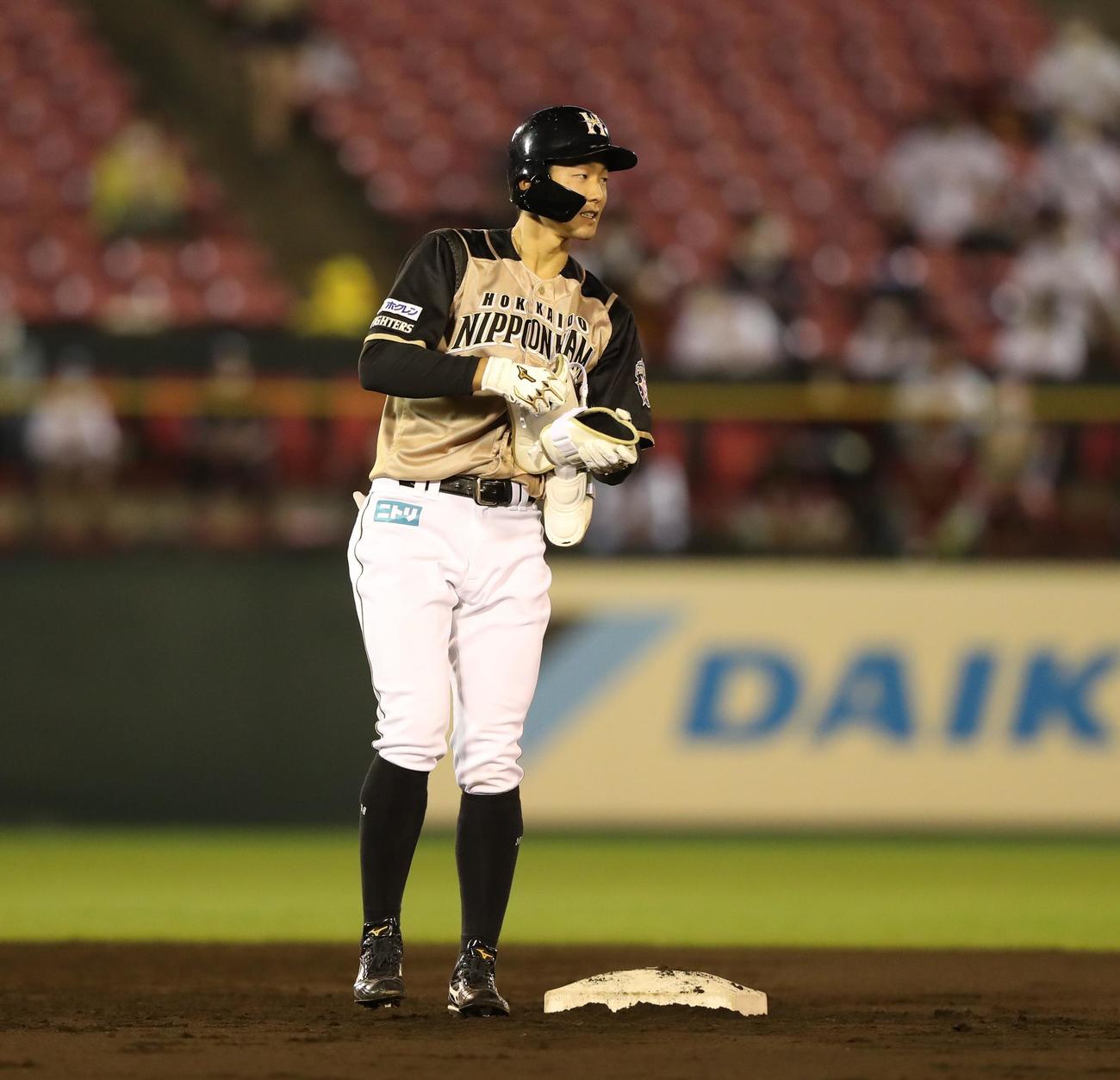 楽天対日本ハム　2回表、二塁打を放つ石井（撮影・黒川智章）