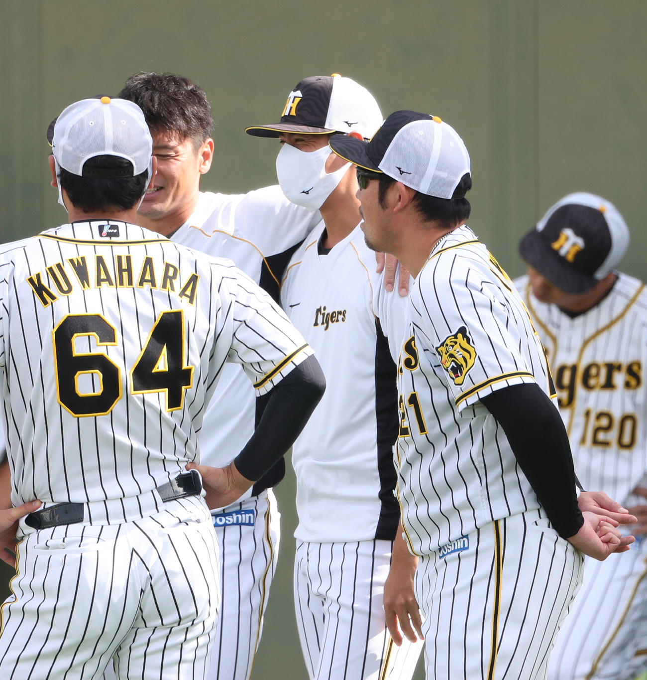 練習試合　阪神2軍対ソフトバンク3軍　試合前練習で中田賢一（左奥）に肩を組まれ、笑顔を見せるチェン・ウェイン（代表撮影）