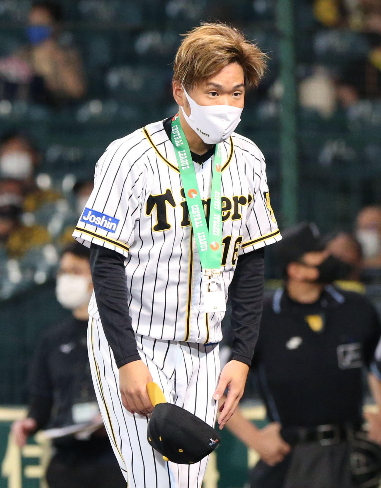 阪神対広島　試合前、通算100勝を記録した表彰を受けた西勇（撮影・上山淳一）