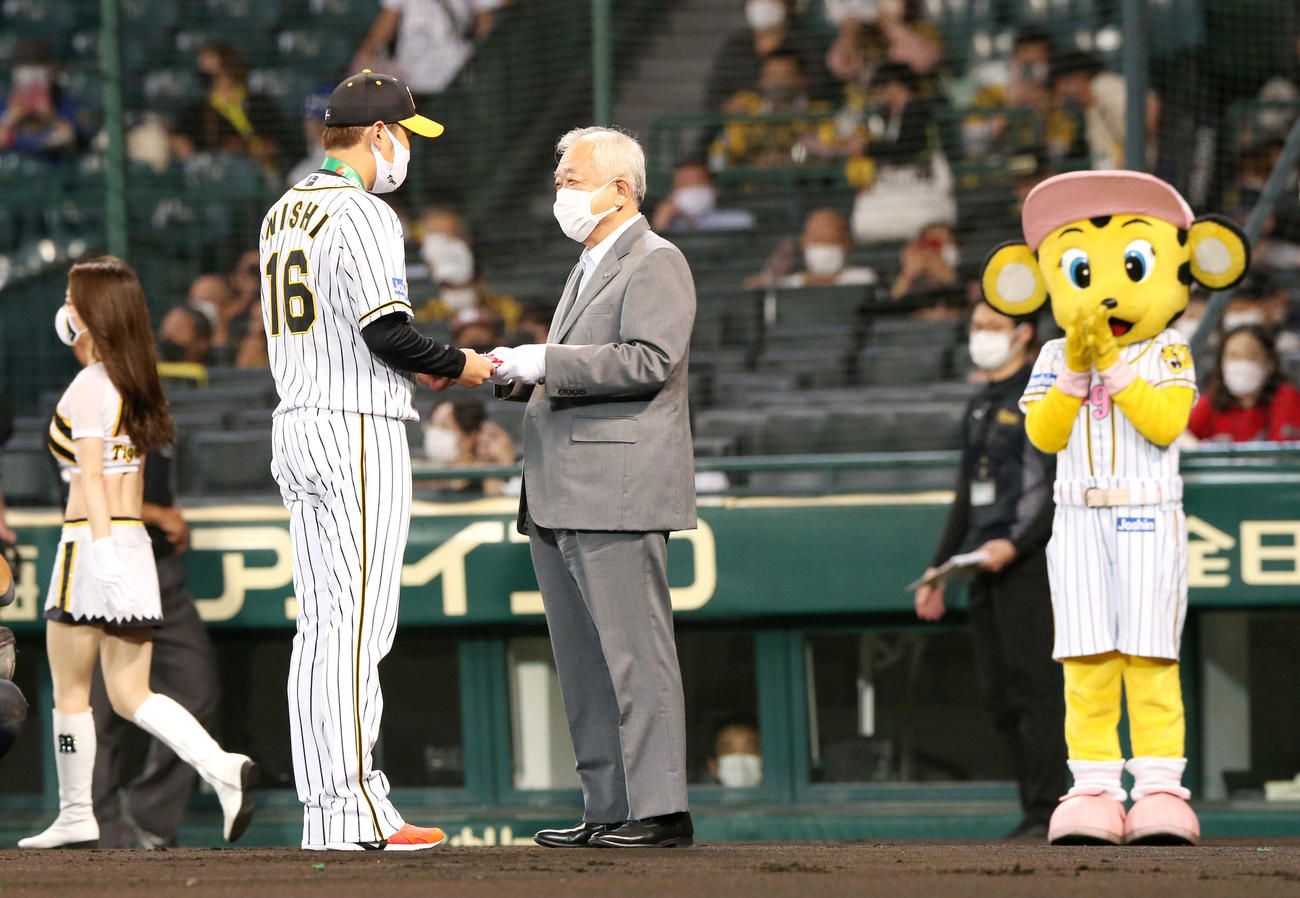 阪神対広島　試合前、通算100勝を記録した西勇（左）は藤原オーナーから表彰を受ける（撮影・上山淳一）