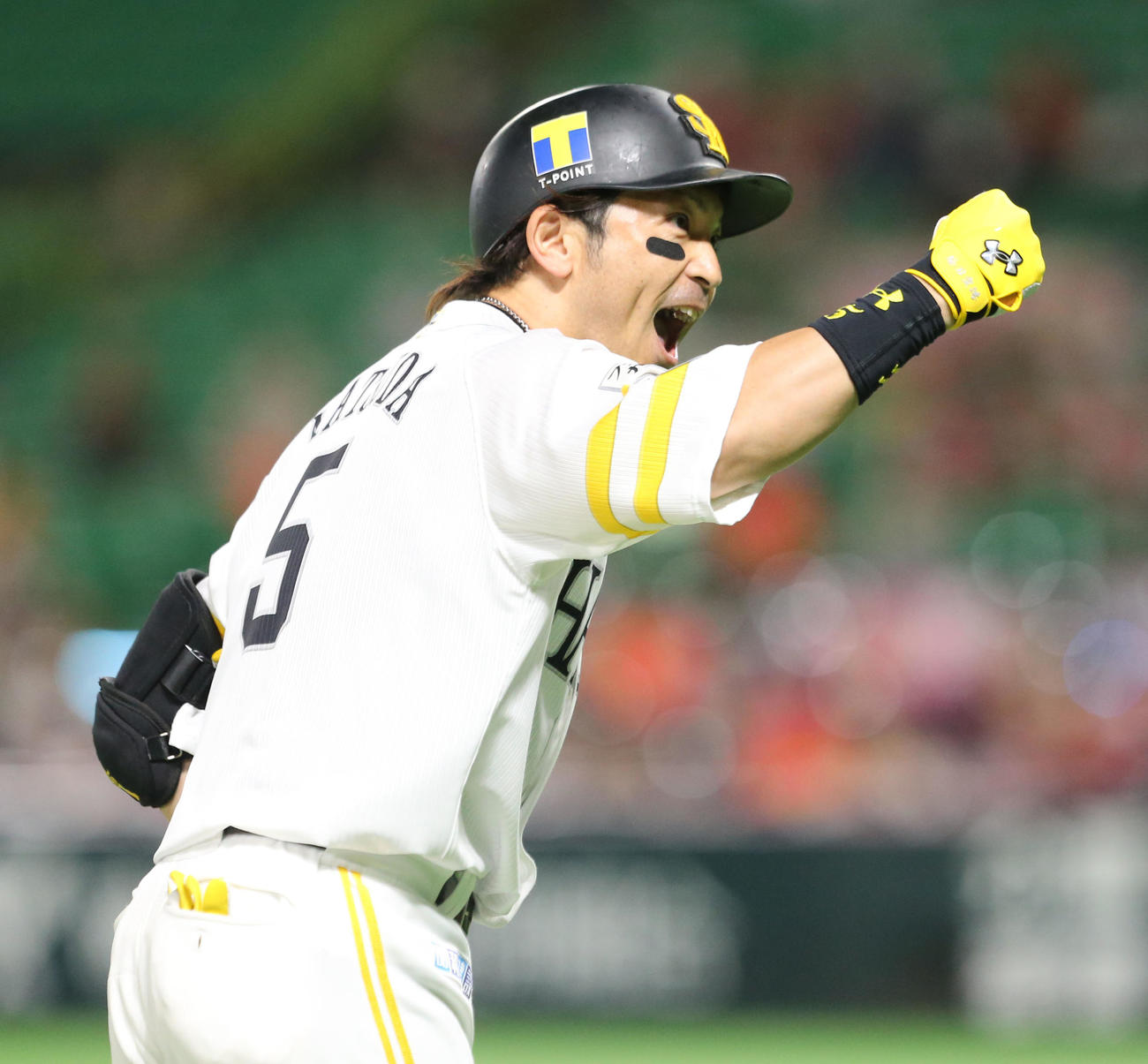 ソフトバンク対西武　3回裏ソフトバンク2死二塁、松田は左越え2点本塁打を放ちガッツポーズをする（撮影・屋方直哉）