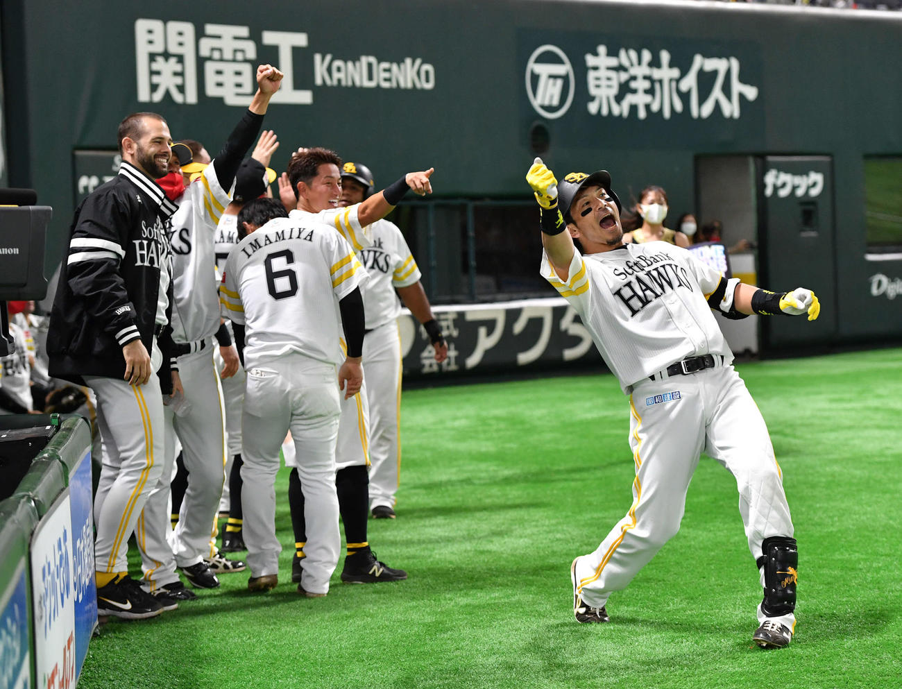 ソフトバンク対西武　3回裏ソフトバンク2死二塁、通算300号となる左越え2点本塁打を放ち、ベンチ前で熱男ポーズをとる松田（撮影・岩下翔太）