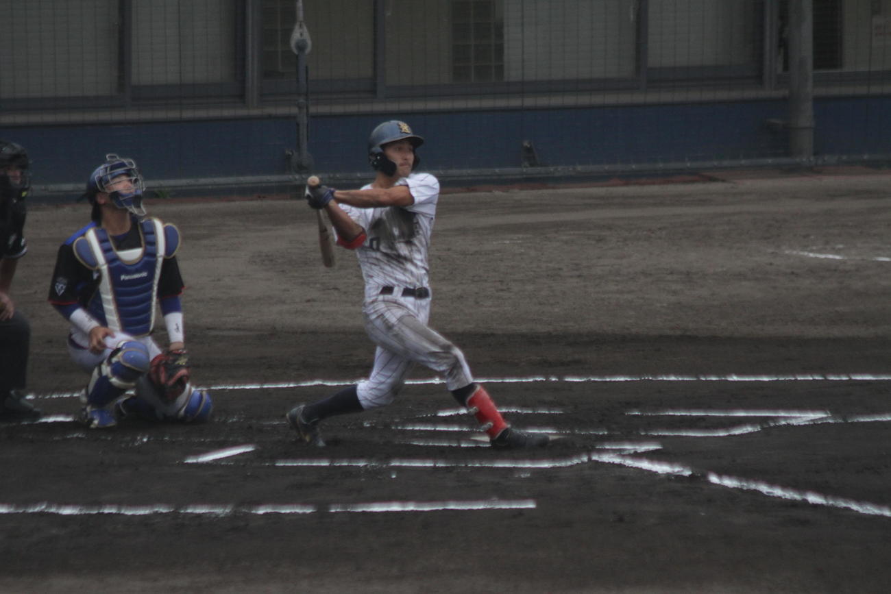 プロ注目のNTT西日本・藤井健平外野手は6回、強振して右翼線二塁打を放った