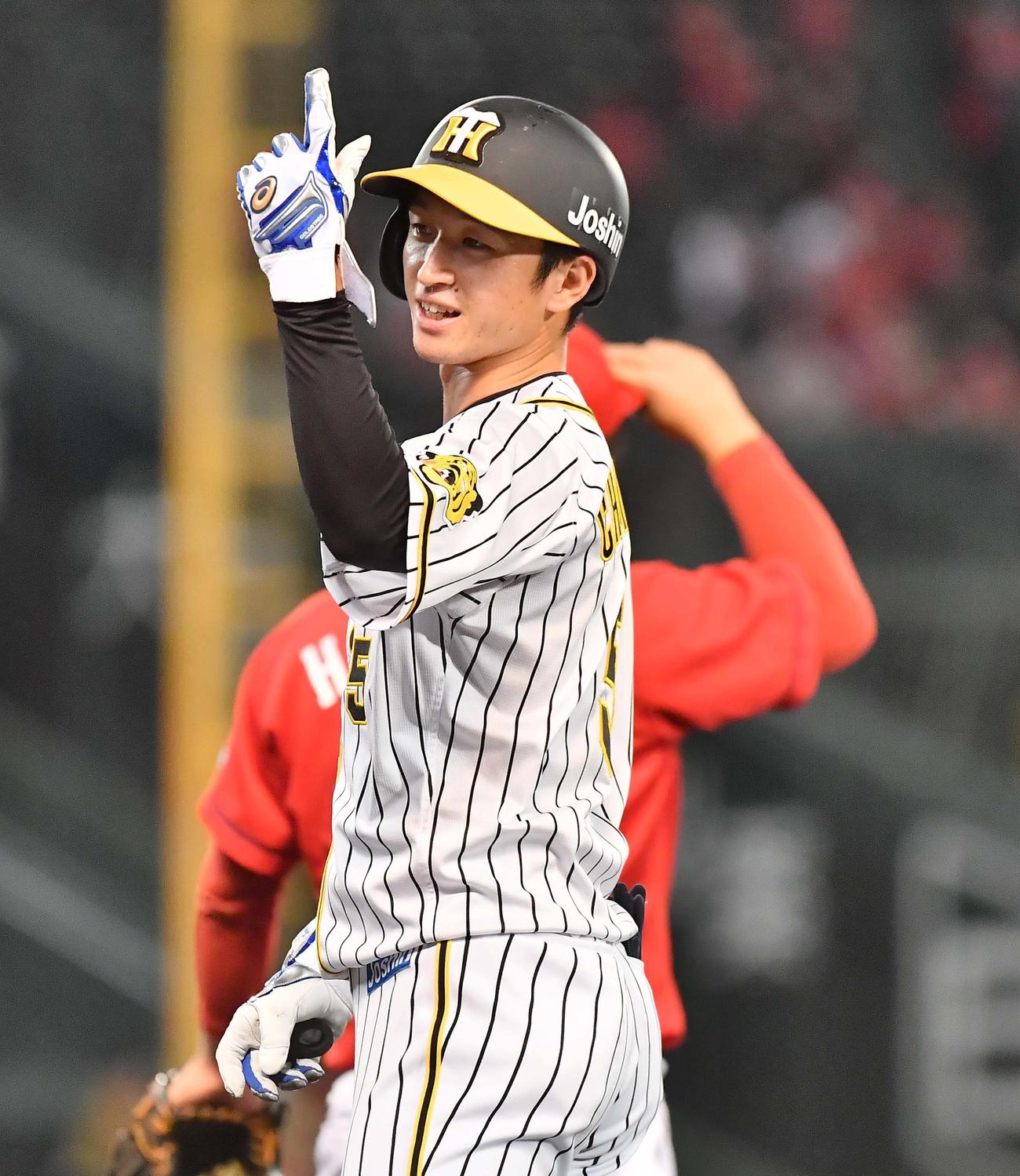 阪神対広島　1回裏阪神無死、中前打を放った近本はポーズ（撮影・上田博志）