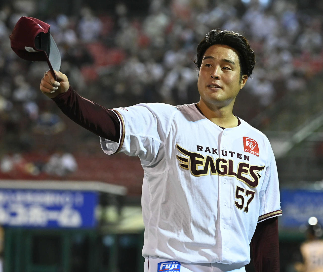 楽天対日本ハム　5回表日本ハムの攻撃を封じた滝中は野手に感謝しながらベンチに戻る（撮影・山崎安昭）