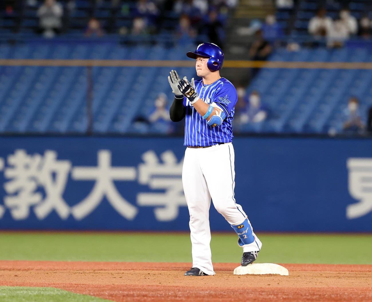 ヤクルト対DeNA 3回表DeNA無死一塁、牧は右二塁打を放って118安打とし、球団新人安打新記録で拍手する（撮影・浅見桂子）