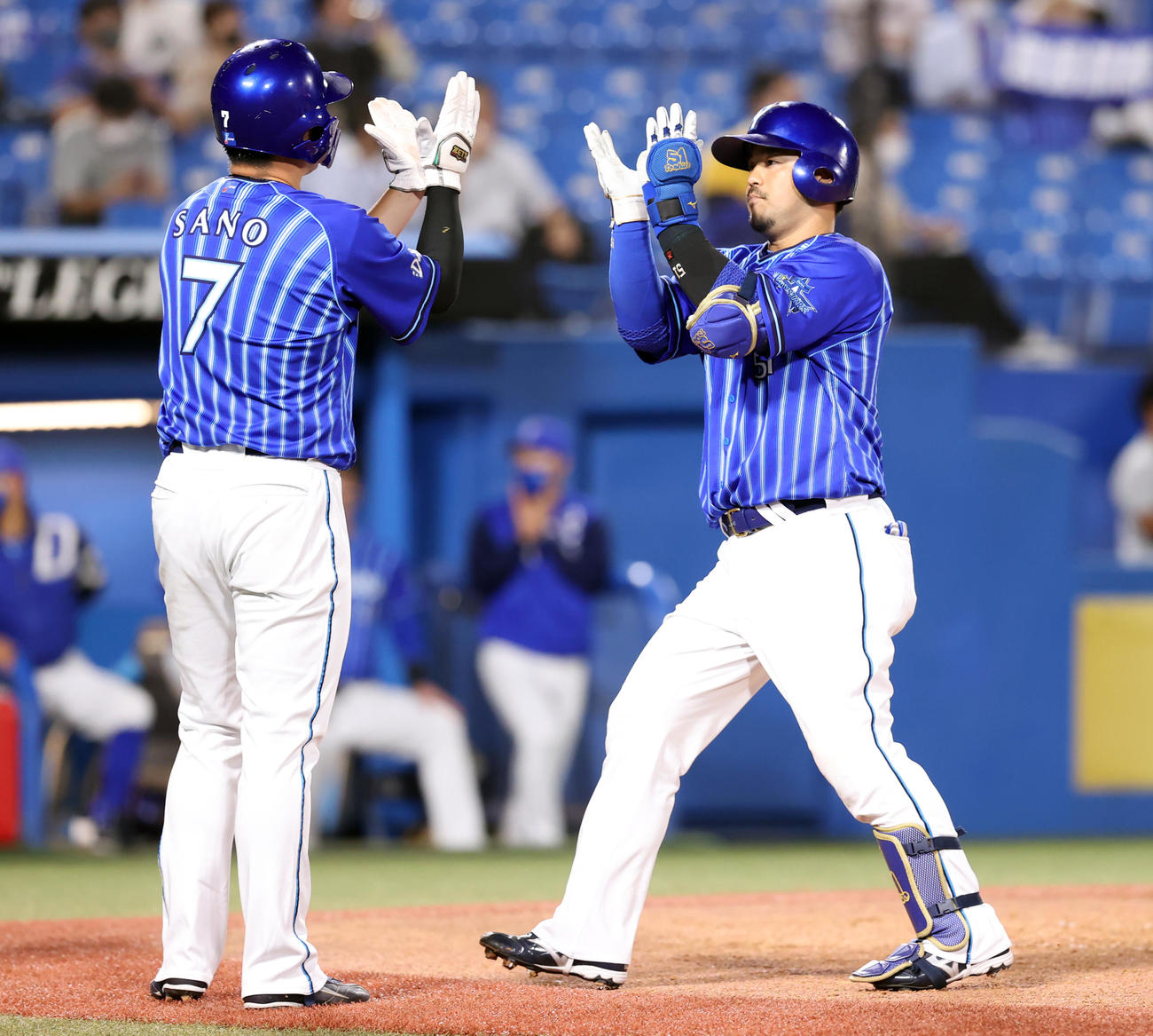 ヤクルト対DeNA 3回表DeNA1死二、三塁、宮崎（右）は3点本塁打を放ち、ポーズで生還する（撮影・浅見桂子）