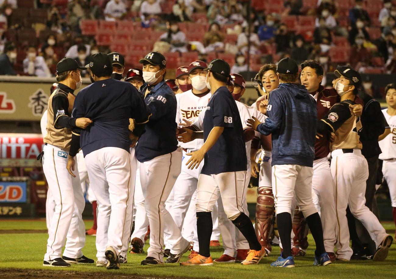 楽天対日本ハム　8回裏、浅村の死球を発端に両軍騒然となる（撮影・黒川智章）