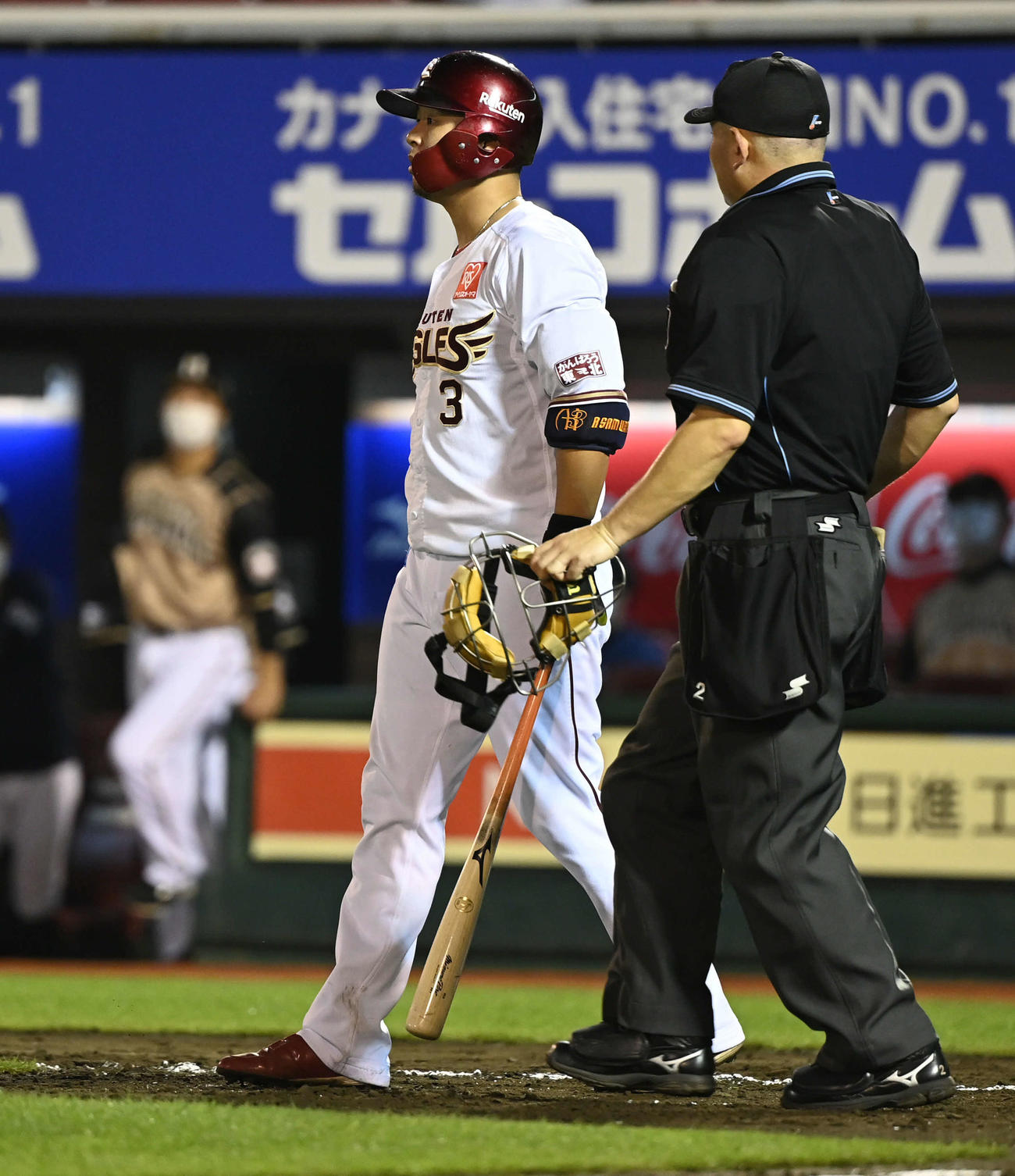 楽天対日本ハム　8回裏楽天2死、死球を食らった浅村（左）は鈴木に向かって声を出す（撮影・山崎安昭）