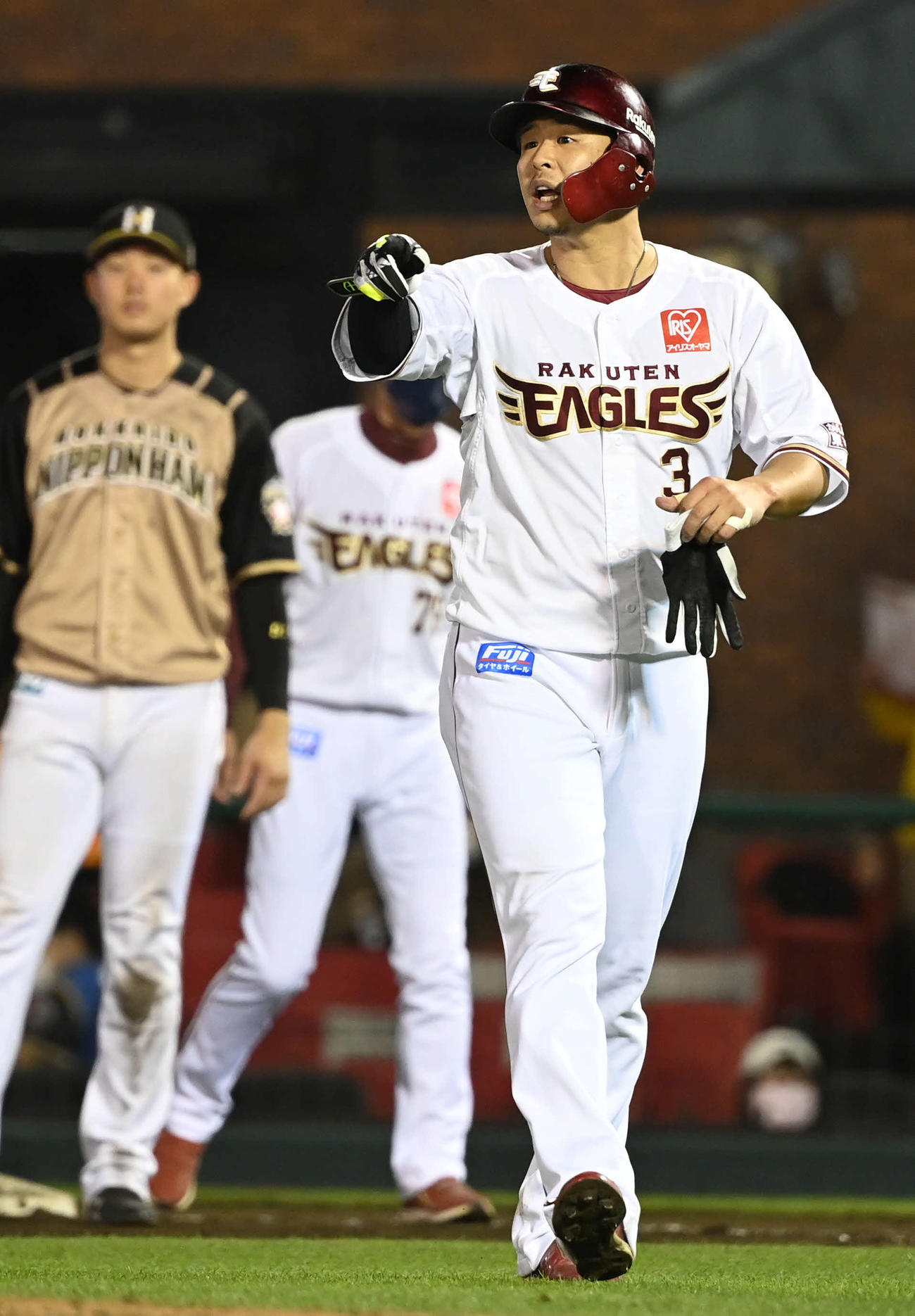 楽天対日本ハム　8回裏楽天2死、死球を食らった浅村（手前）は鈴木健に声を荒げながらベンチに戻る（撮影・山崎安昭）