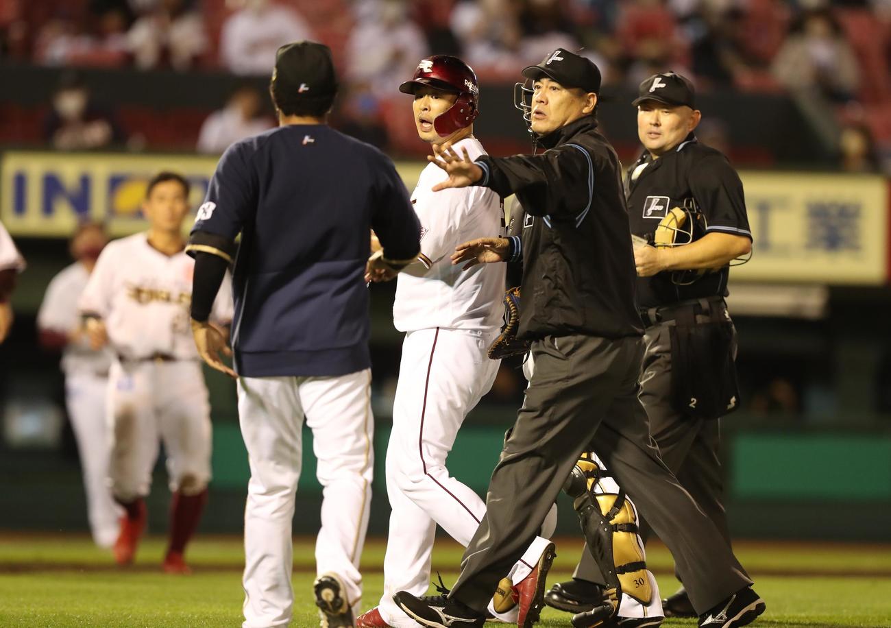 楽天対日本ハム　8回裏、死球を受けた浅村に向かっていくR・ロドリゲスを止める審判（撮影・黒川智章）