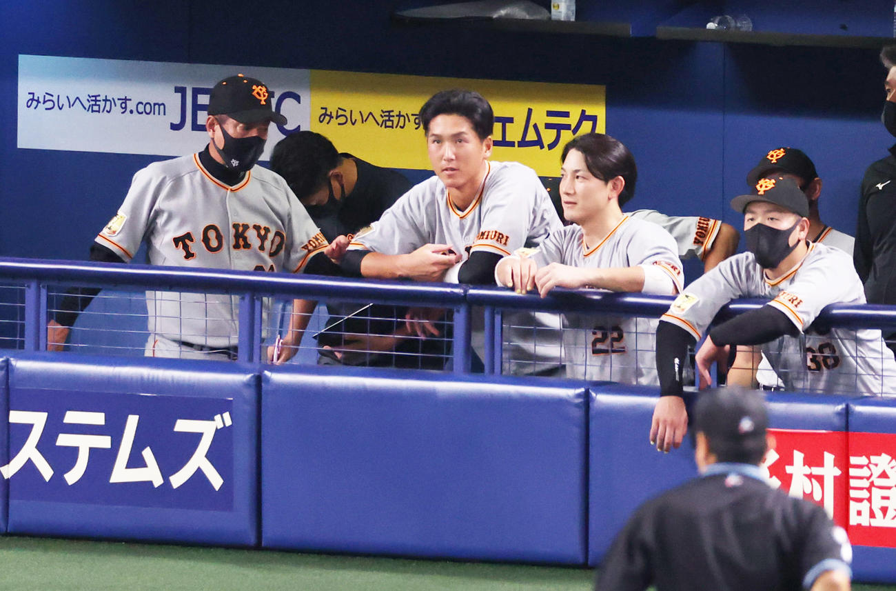 中日対巨人　中日に連敗しベンチから引き揚げる巨人原監督（左）、左から2人目は秋広（撮影・清水貴仁）