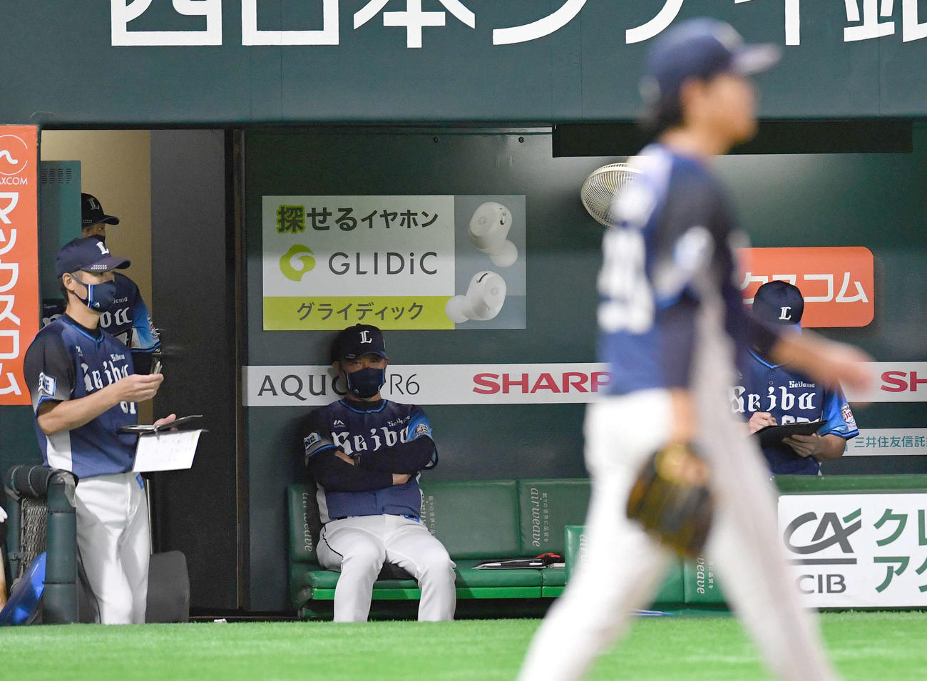 ソフトバンク対西武　5回裏ソフトバンク1死満塁、松田に左犠飛を打たれた浜屋（手前）を見つめる辻監督（撮影・岩下翔太）