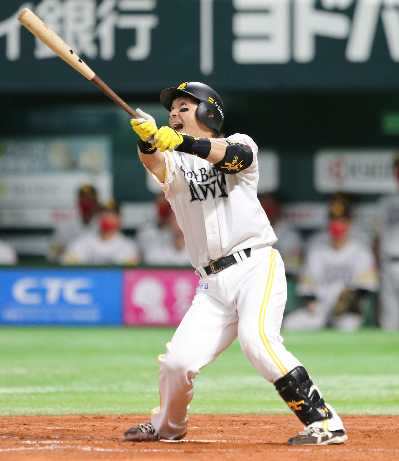 ソフトバンク対西武　3回裏ソフトバンク2死二塁、松田は左越え2点本塁打を放つ（撮影・屋方直哉）
