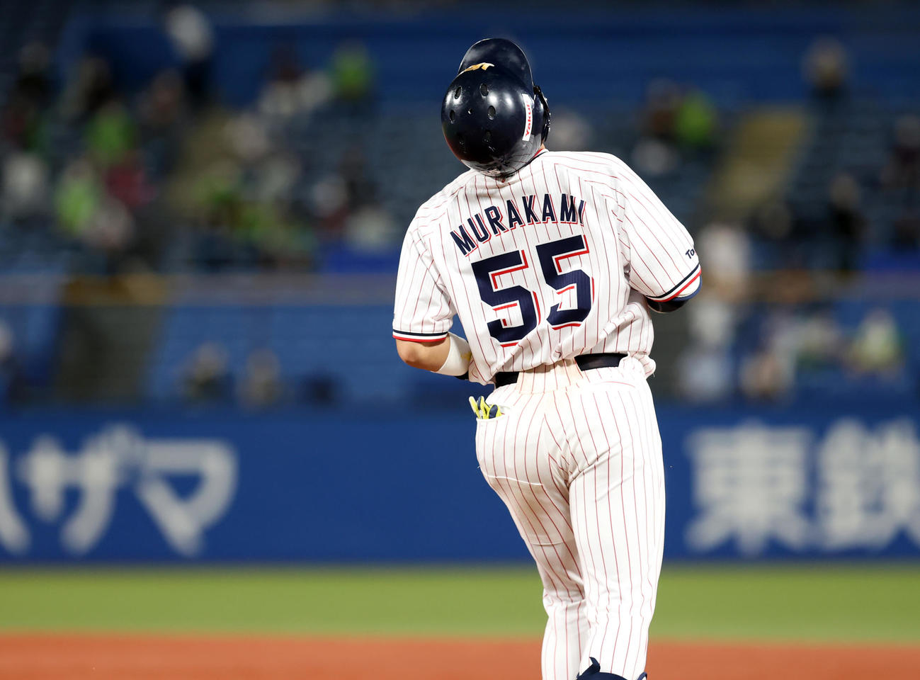 ヤクルト対DeNA 9回裏ヤクルト2死一、二塁、村上は右飛に倒れ悔しそうに天を仰ぐ（撮影・浅見桂子）
