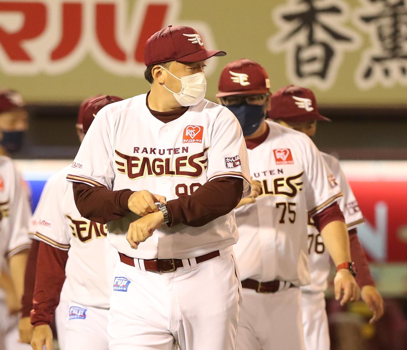 楽天対日本ハム　試合後、腕時計を触る石井GM兼監督（撮影・黒川智章）