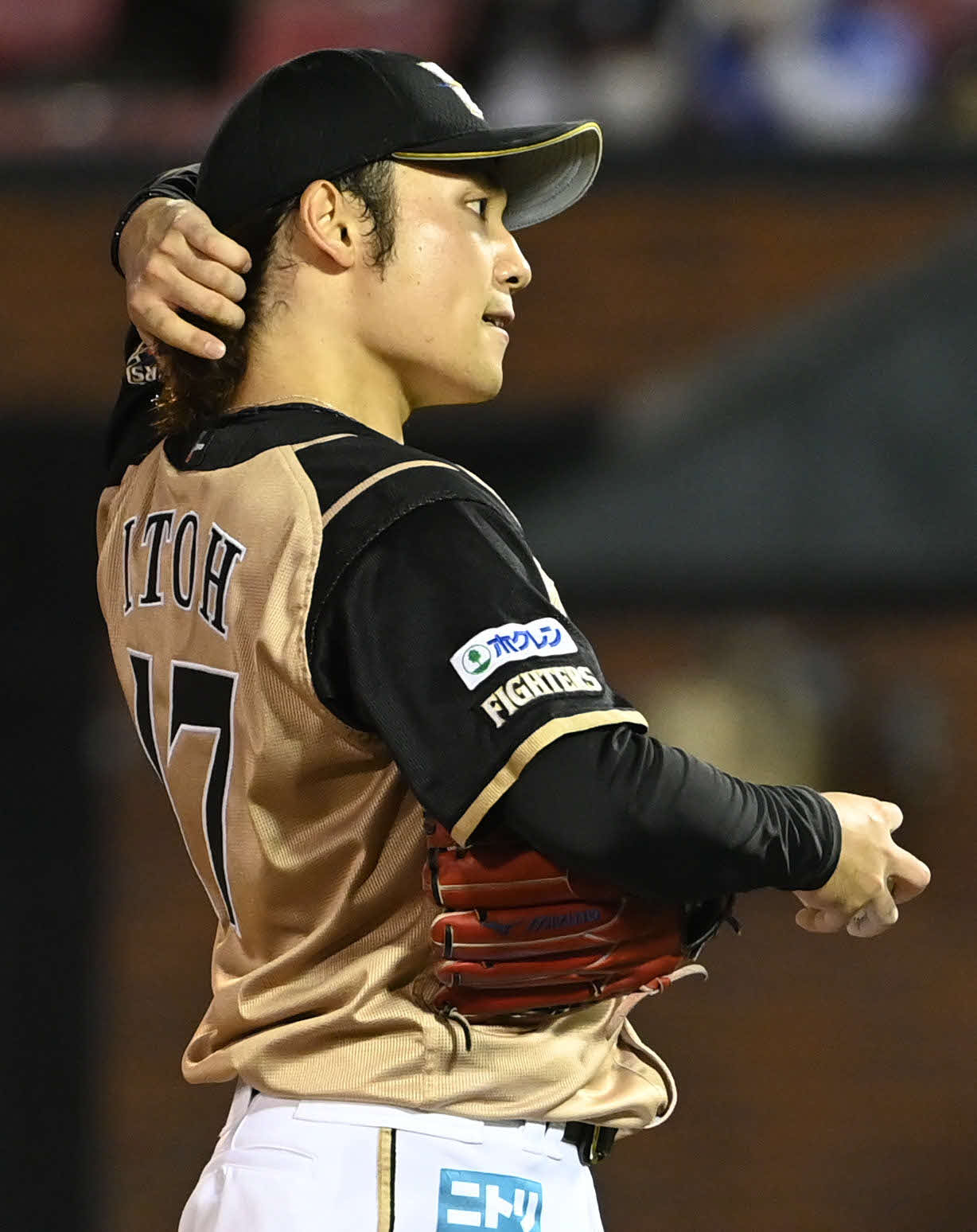 楽天対日本ハム　投球の合間に髪を触る日本ハム伊藤（撮影・山崎安昭）
