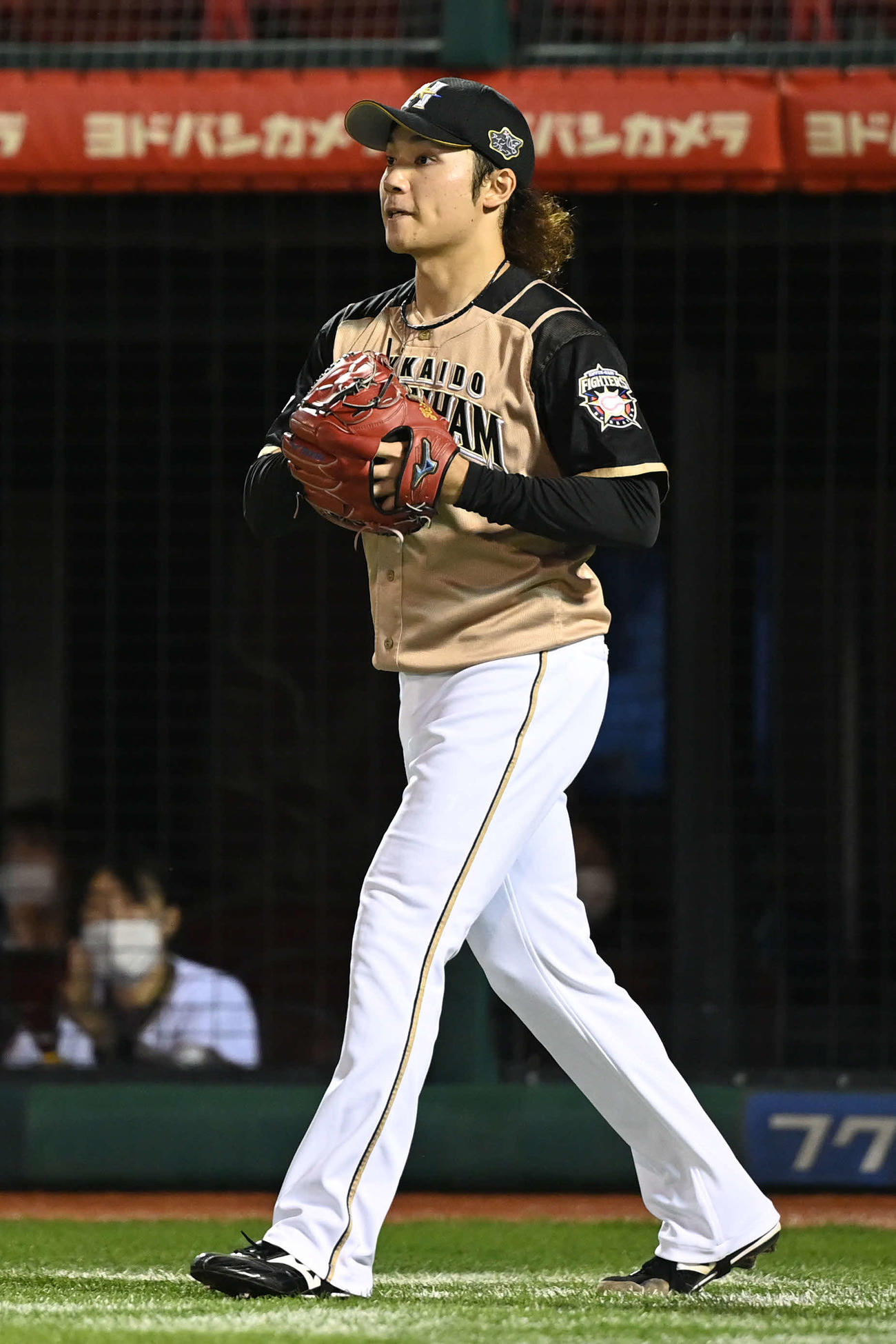 楽天対日本ハム　2回裏楽天無死満塁、山崎剛は2点適時打を許した伊藤は本塁ベースカバーからマウンドへ戻る（撮影・山崎安昭）