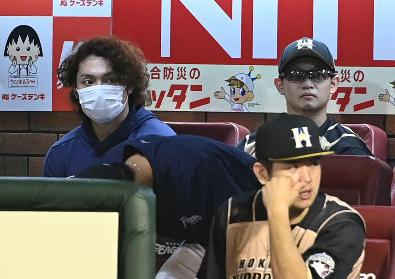 楽天対日本ハム　9回表の攻撃を見守る日本ハム伊藤（左）と鈴木健（後方右）（撮影・山崎安昭）
