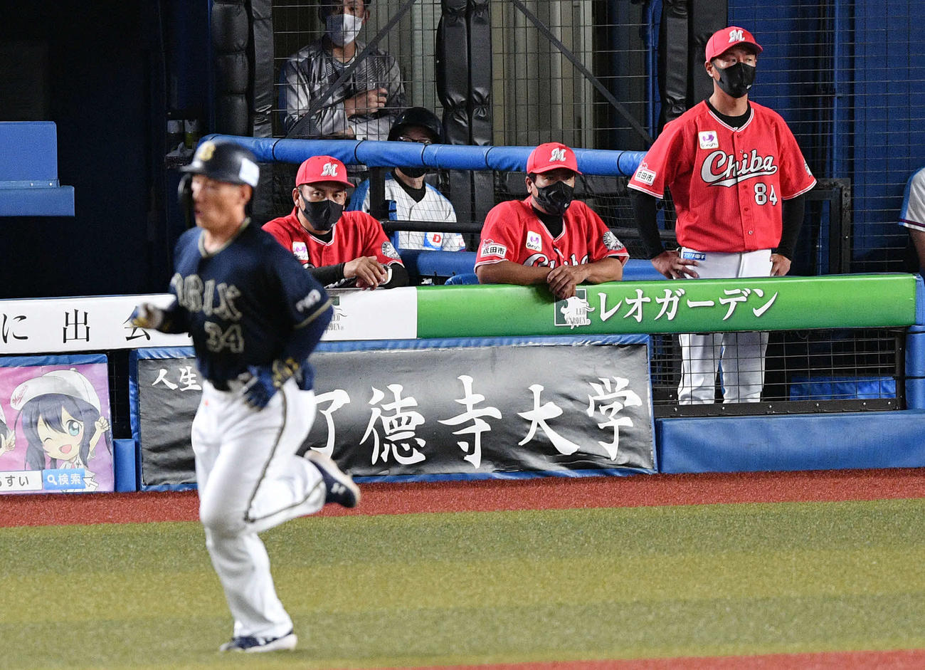 ロッテ対オリックス　6回表オリックス無死、ソロ本塁打を放った吉田正（手前左）を見つめる井口監督（奥左）（撮影・滝沢徹郎）