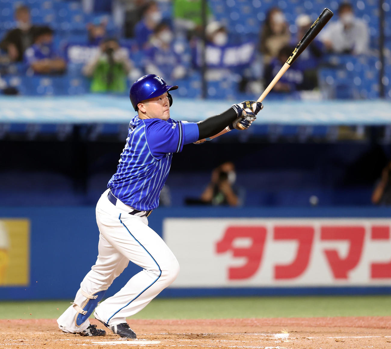 ヤクルト対DeNA 3回表DeNA無死一塁、牧は右二塁打を放って118安打とし、球団新人安打新記録とする（撮影・浅見桂子）