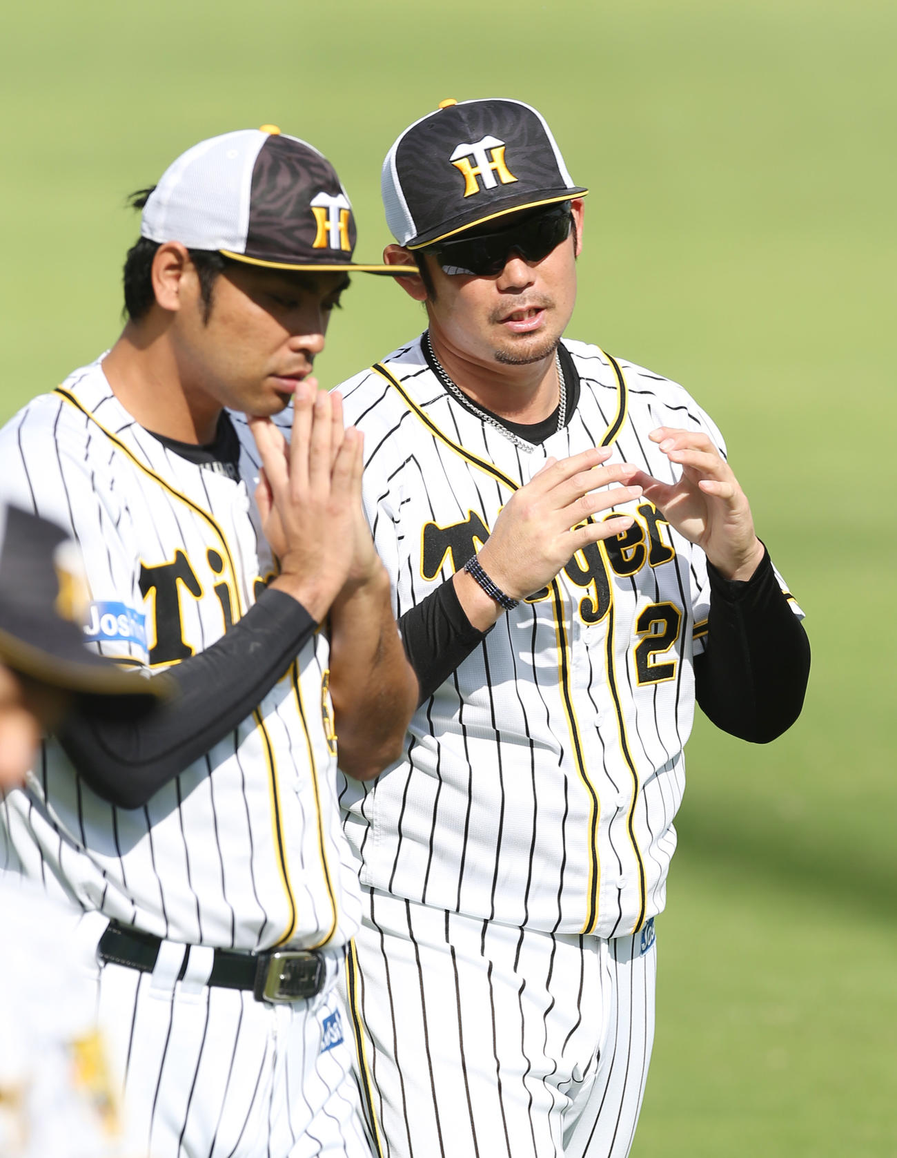練習試合　阪神2軍対ソフトバンク3軍　アップで桑原謙太朗（左）と話す岩田稔（代表撮影）