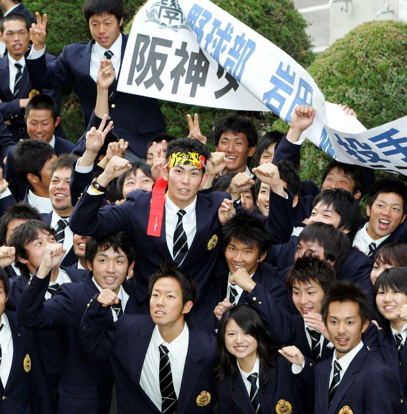 2005年11月18日　阪神への入団が決まり、ナインの騎馬上でガッツポーズをとる関大・岩田稔（撮影・宮崎幸一）